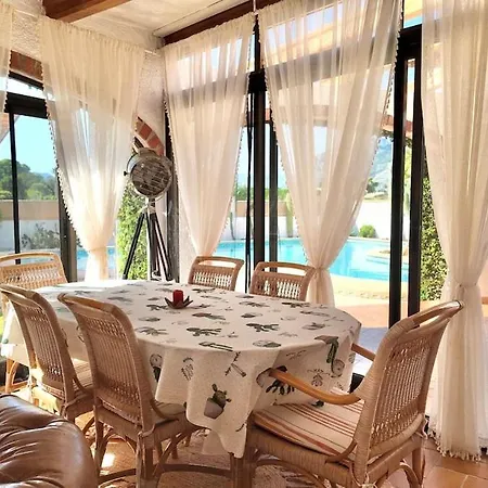 Villa De Charme Avec Piscine Privée Face à La *